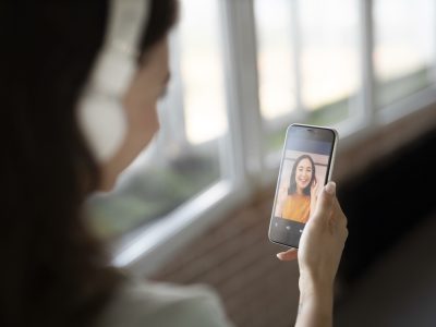 gros-plan-femme-tenant-smartphone