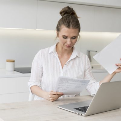 medium-shot-woman-with-papers